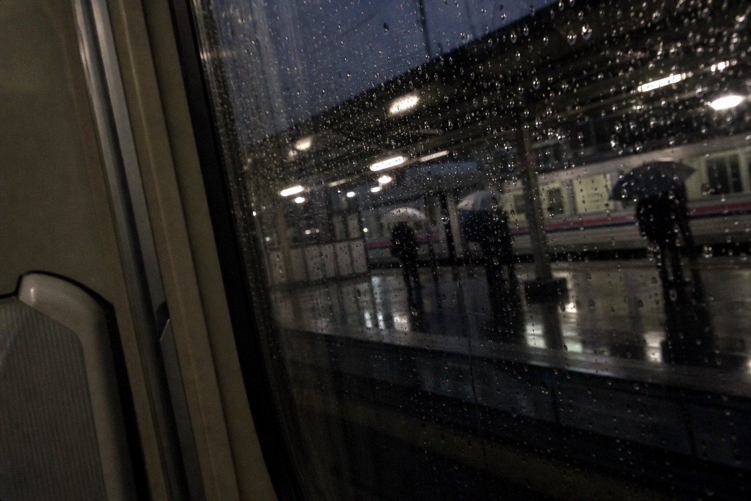 二駅だけ座れた、雨の各駅停車